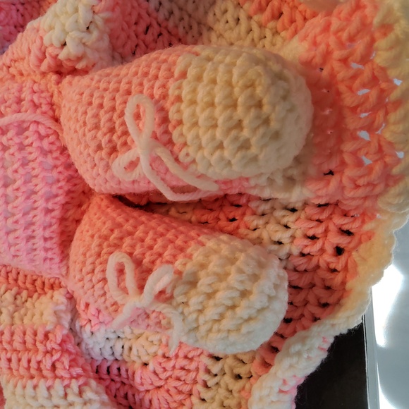 19 in vintage handmade crocheted baby with hard plastic head,hands. - Picture 6 of 8